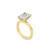 Bague solitaire Elodie avec halo caché et diamant de forme ovale