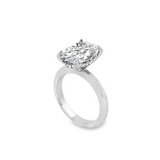 Bague solitaire Elodie avec halo caché et diamant de forme ovale