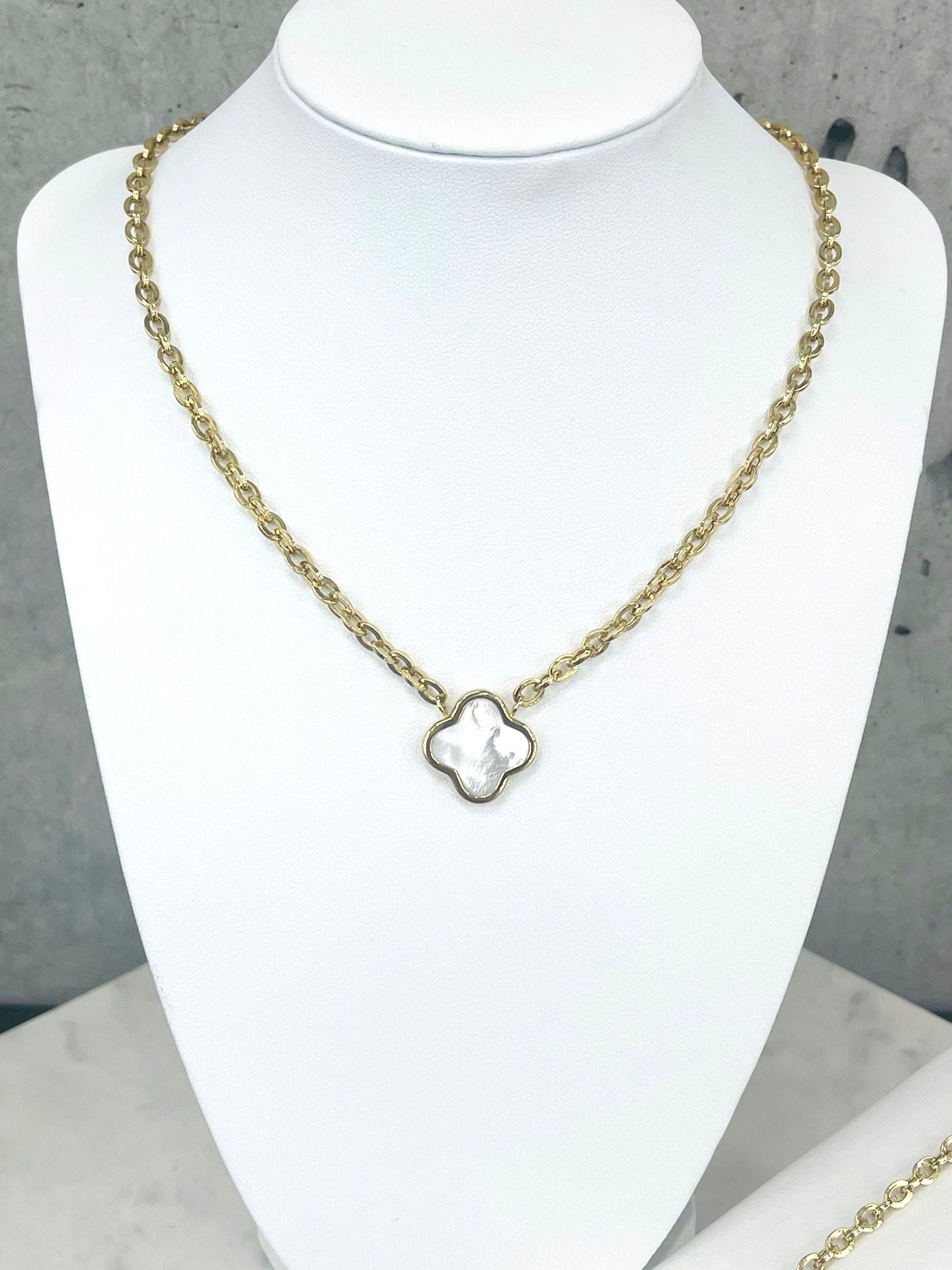10K Yellow Gold Mother pearl clover